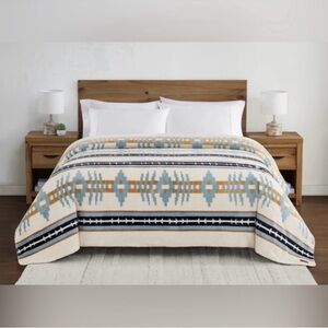 🎉LAST PIECE🎉Pendleton luxurious plush blanket